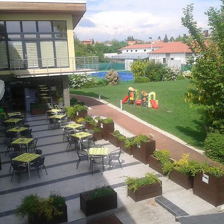 Hotel Predium Vrable Luaran gambar