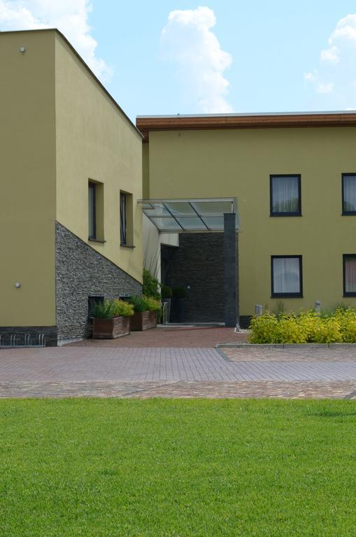 Hotel Predium Vrable Luaran gambar