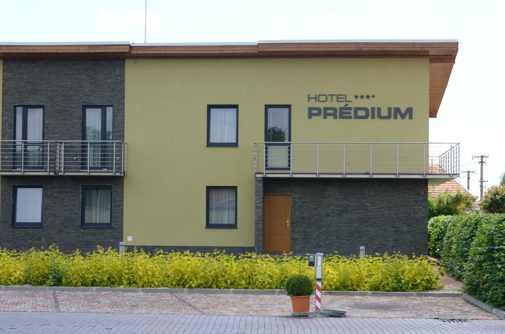 Hotel Predium Vrable Luaran gambar